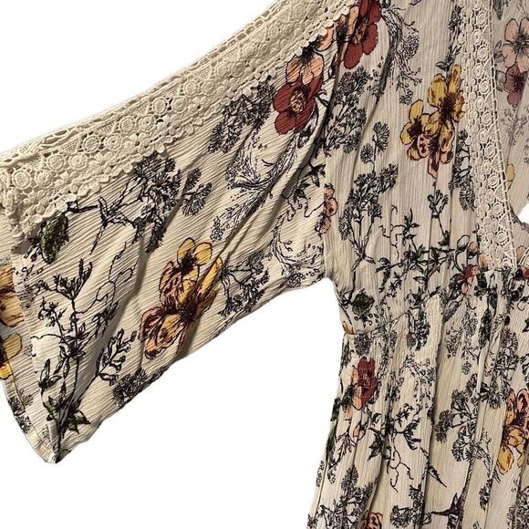 Coco & Jamieson crinkle rayon floral with lace layering blouse M. Lace trim - Picture 5 of 14